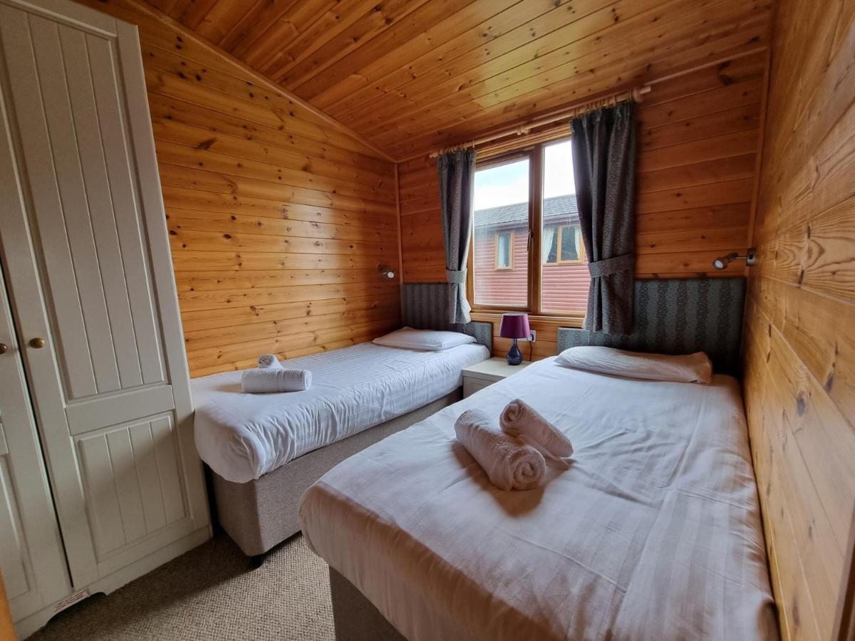Beautiful Willow Lodge 67-4-6 Persons-Private Hot Tub-Pet Friendly-Tranquil Holiday Away From It All Yet Not Far To St Austell-The Holiday Home Has Two Bedrooms, Living & Dining Area, Equipped Kitchen -Decking-Al Fresco Dining-Fishing Lakes-Pet Frien Grampound Exterior foto