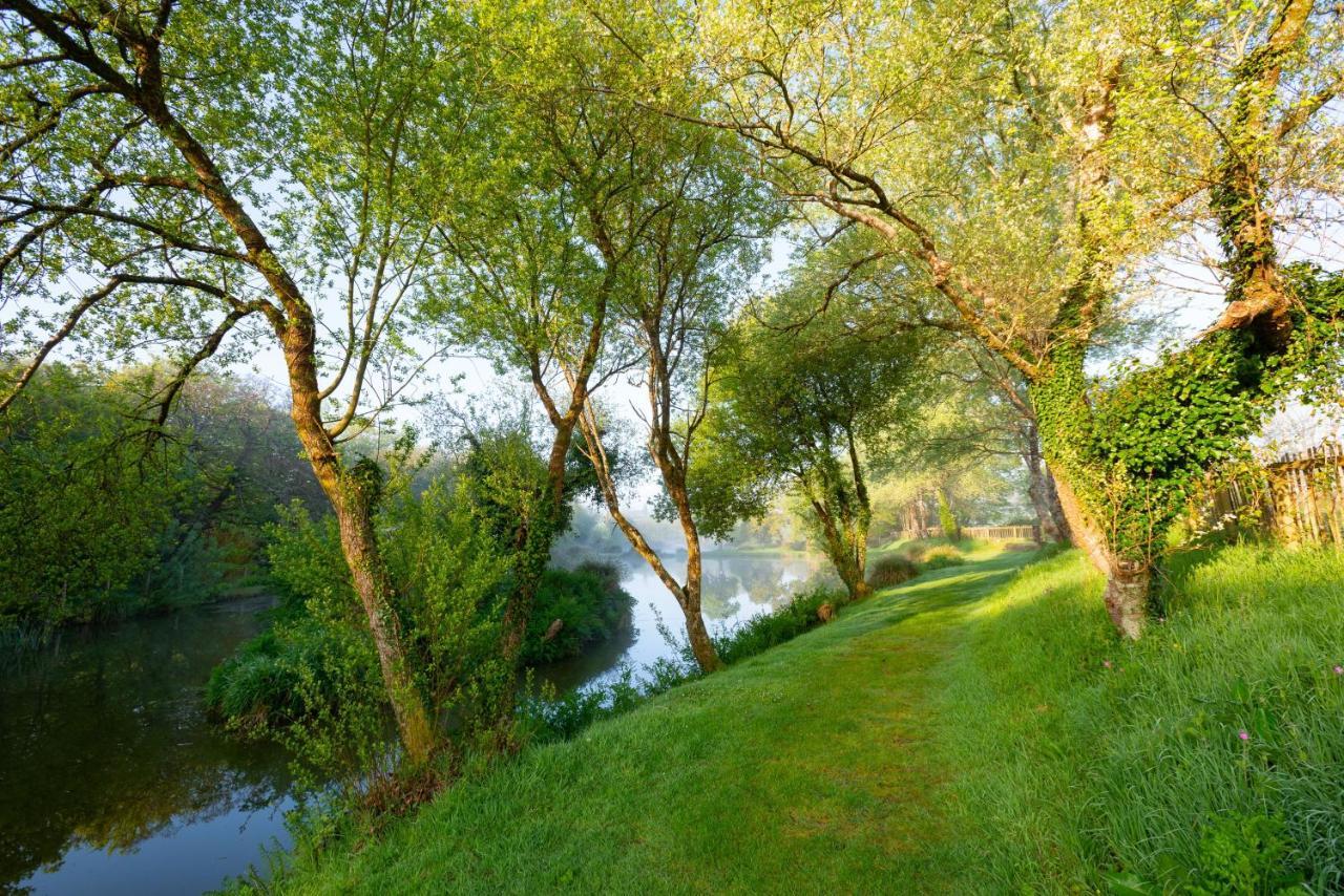 Beautiful Willow Lodge 67-4-6 Persons-Private Hot Tub-Pet Friendly-Tranquil Holiday Away From It All Yet Not Far To St Austell-The Holiday Home Has Two Bedrooms, Living & Dining Area, Equipped Kitchen -Decking-Al Fresco Dining-Fishing Lakes-Pet Frien Grampound Exterior foto