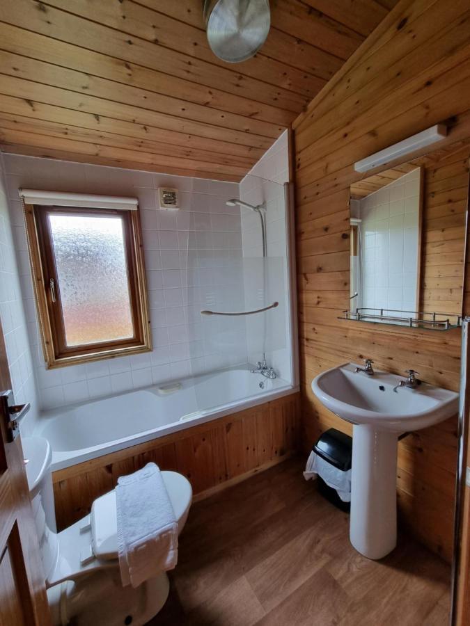 Beautiful Willow Lodge 67-4-6 Persons-Private Hot Tub-Pet Friendly-Tranquil Holiday Away From It All Yet Not Far To St Austell-The Holiday Home Has Two Bedrooms, Living & Dining Area, Equipped Kitchen -Decking-Al Fresco Dining-Fishing Lakes-Pet Frien Grampound Exterior foto