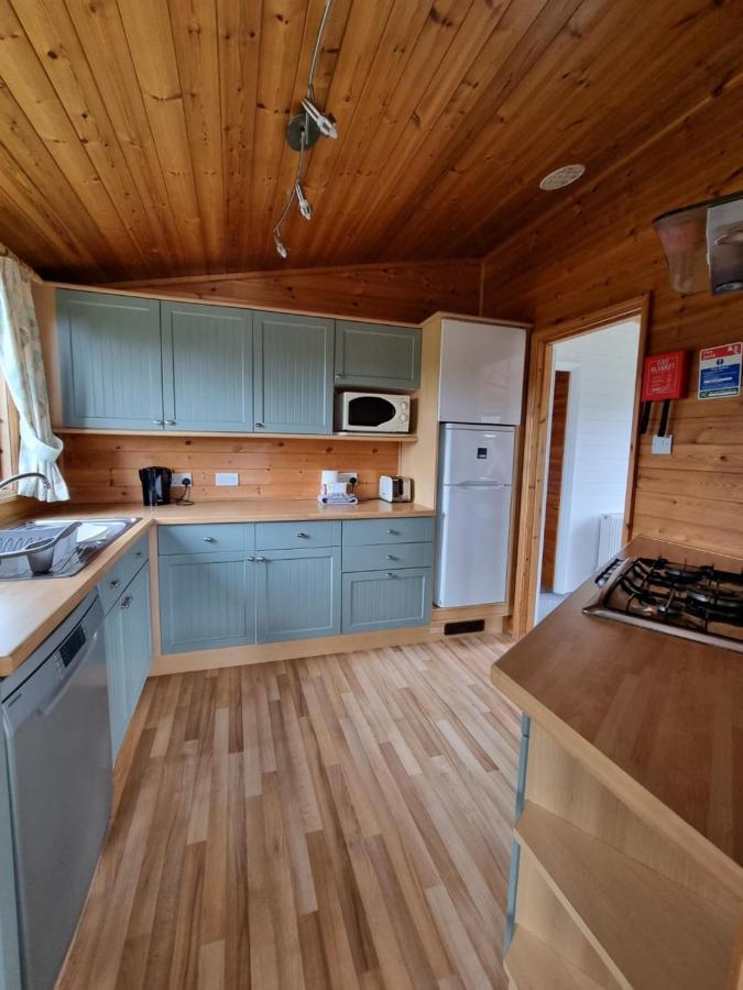 Beautiful Willow Lodge 67-4-6 Persons-Private Hot Tub-Pet Friendly-Tranquil Holiday Away From It All Yet Not Far To St Austell-The Holiday Home Has Two Bedrooms, Living & Dining Area, Equipped Kitchen -Decking-Al Fresco Dining-Fishing Lakes-Pet Frien Grampound Exterior foto
